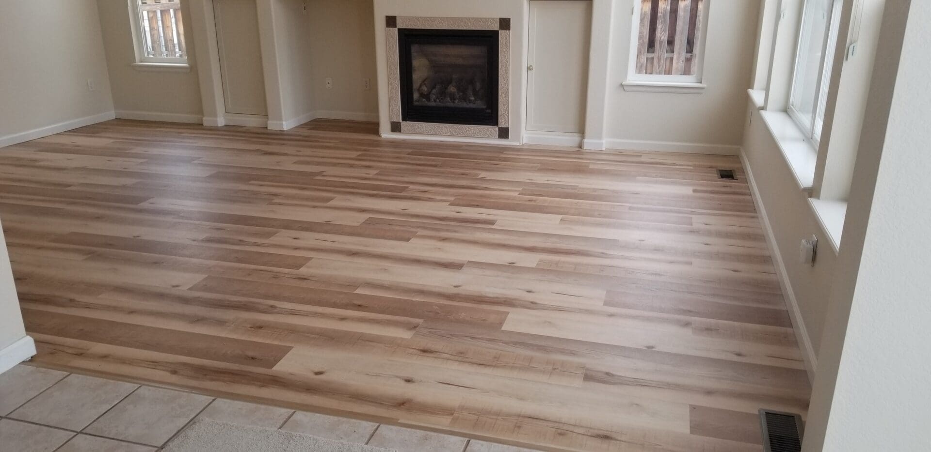 A room with wood floors and fireplace in it.